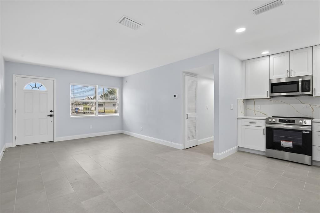 Activo con contrato: $369,900 (4 camas, 2 baños, 1596 Pies cuadrados)