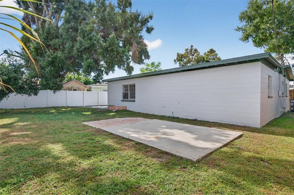 Activo con contrato: $369,900 (4 camas, 2 baños, 1596 Pies cuadrados)