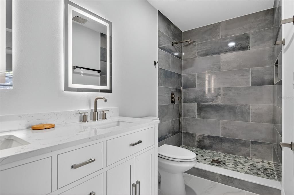 Activo con contrato: $369,900 (4 camas, 2 baños, 1596 Pies cuadrados)