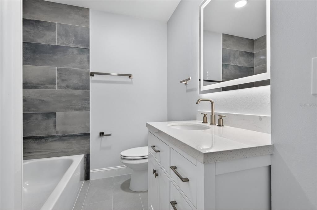 Activo con contrato: $369,900 (4 camas, 2 baños, 1596 Pies cuadrados)