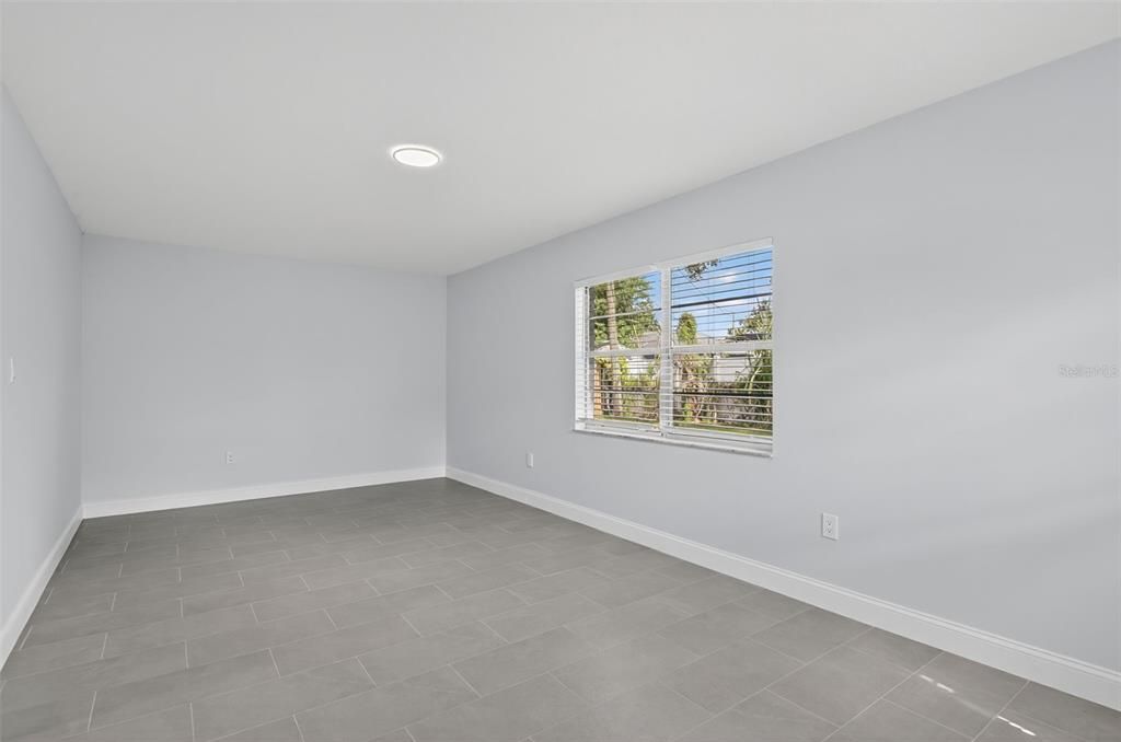 Activo con contrato: $369,900 (4 camas, 2 baños, 1596 Pies cuadrados)