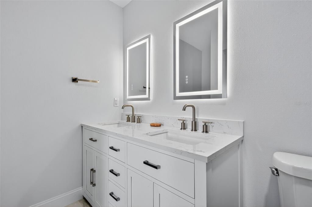 Activo con contrato: $369,900 (4 camas, 2 baños, 1596 Pies cuadrados)