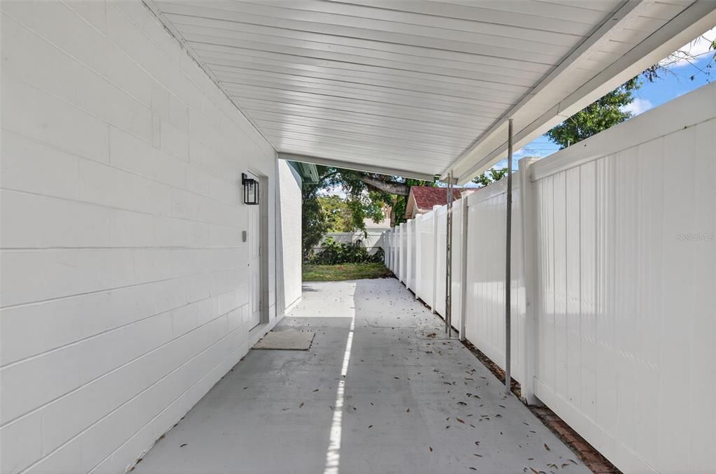 Activo con contrato: $369,900 (4 camas, 2 baños, 1596 Pies cuadrados)