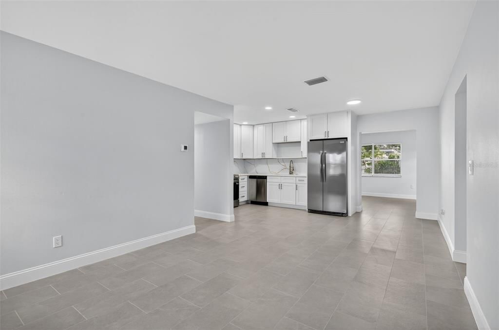 Activo con contrato: $369,900 (4 camas, 2 baños, 1596 Pies cuadrados)