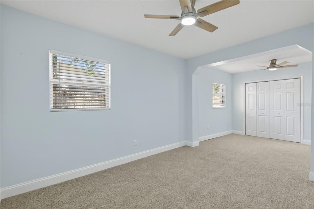 Activo con contrato: $369,900 (4 camas, 2 baños, 1596 Pies cuadrados)