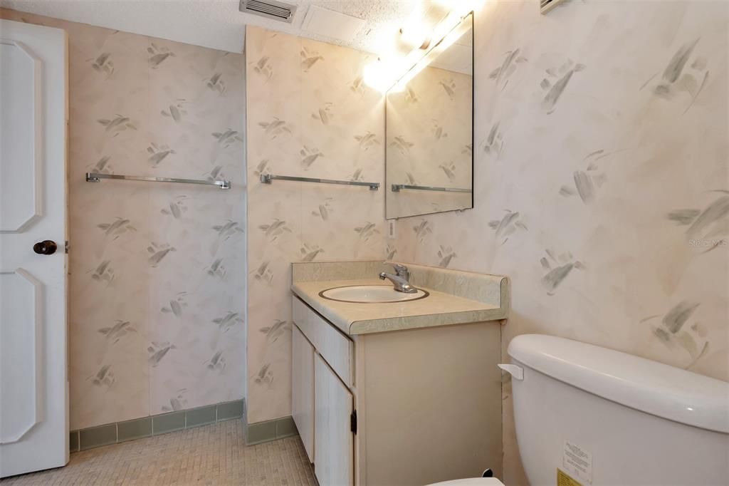 合同活跃: $165,000 (1 贝兹, 2 浴室, 1210 平方英尺)