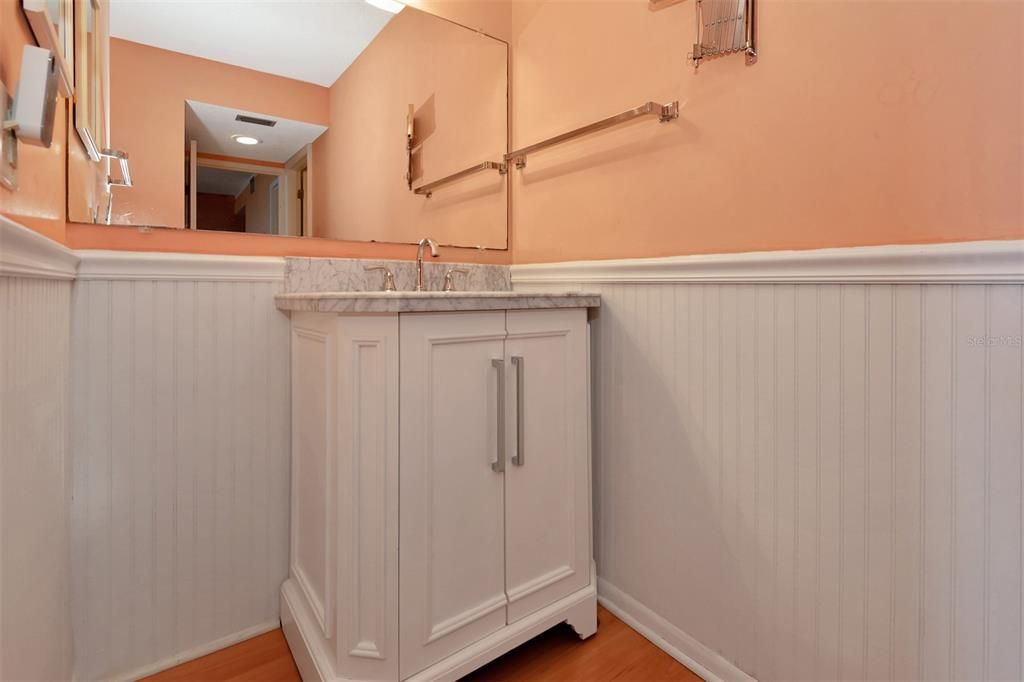 合同活跃: $165,000 (1 贝兹, 2 浴室, 1210 平方英尺)