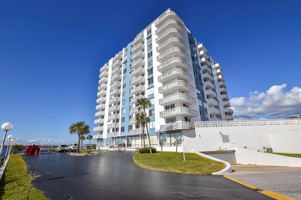 合同活跃: $165,000 (1 贝兹, 2 浴室, 1210 平方英尺)