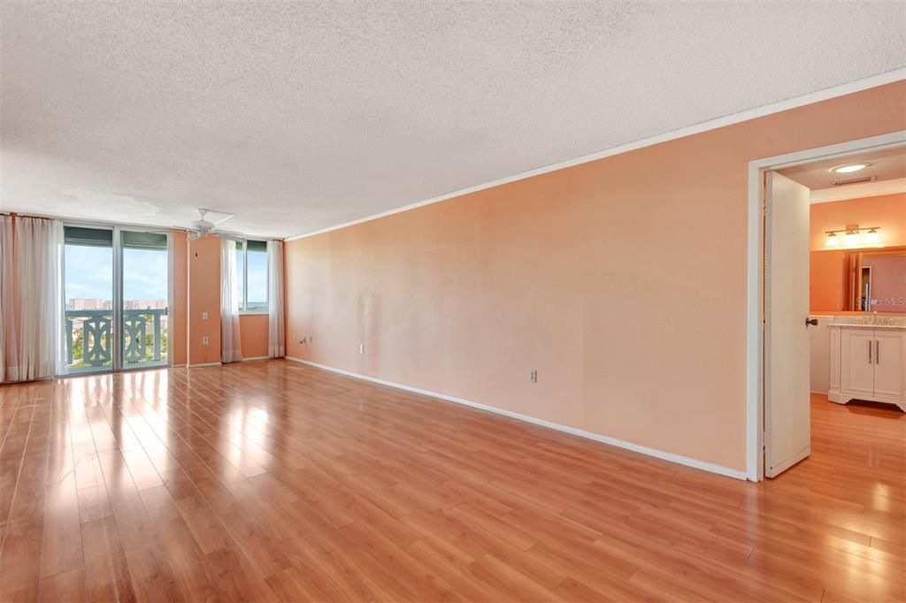 合同活跃: $165,000 (1 贝兹, 2 浴室, 1210 平方英尺)