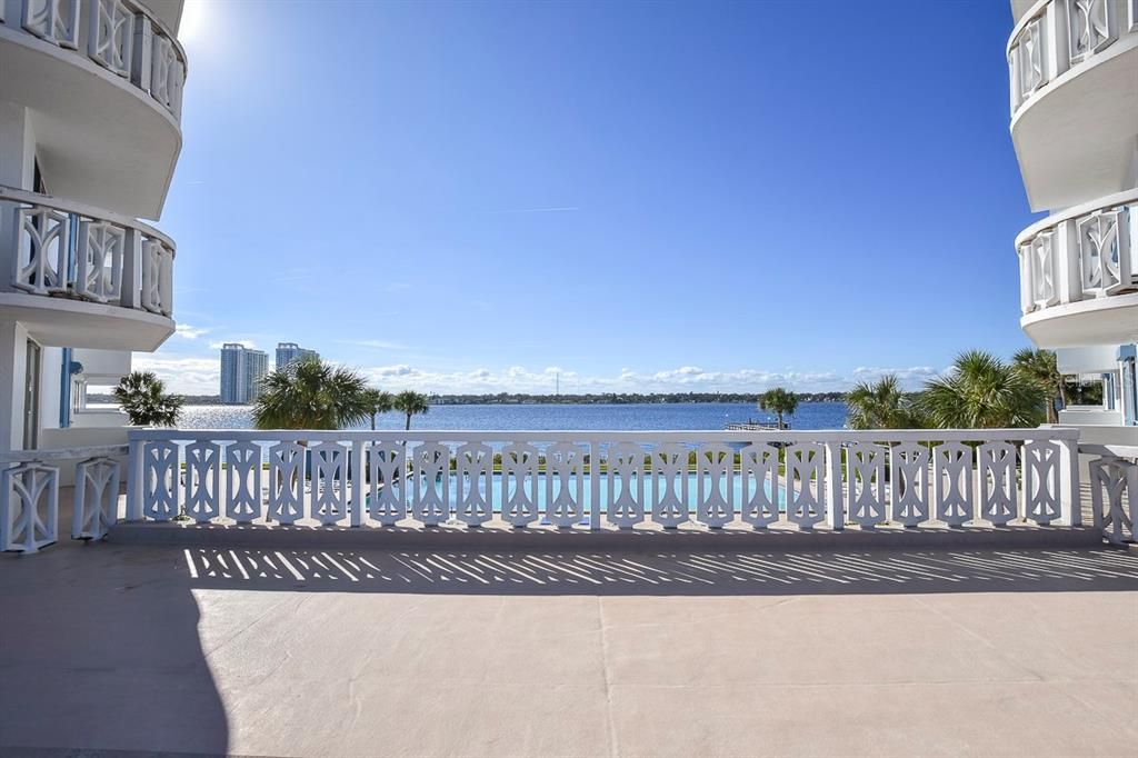 合同活跃: $165,000 (1 贝兹, 2 浴室, 1210 平方英尺)