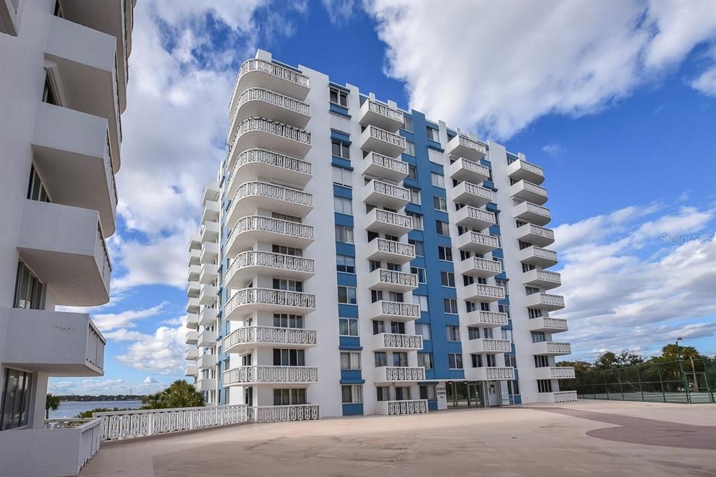 合同活跃: $165,000 (1 贝兹, 2 浴室, 1210 平方英尺)