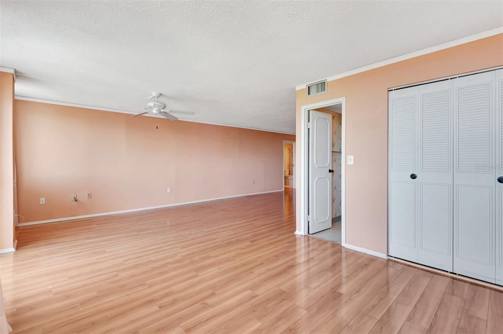 合同活跃: $165,000 (1 贝兹, 2 浴室, 1210 平方英尺)