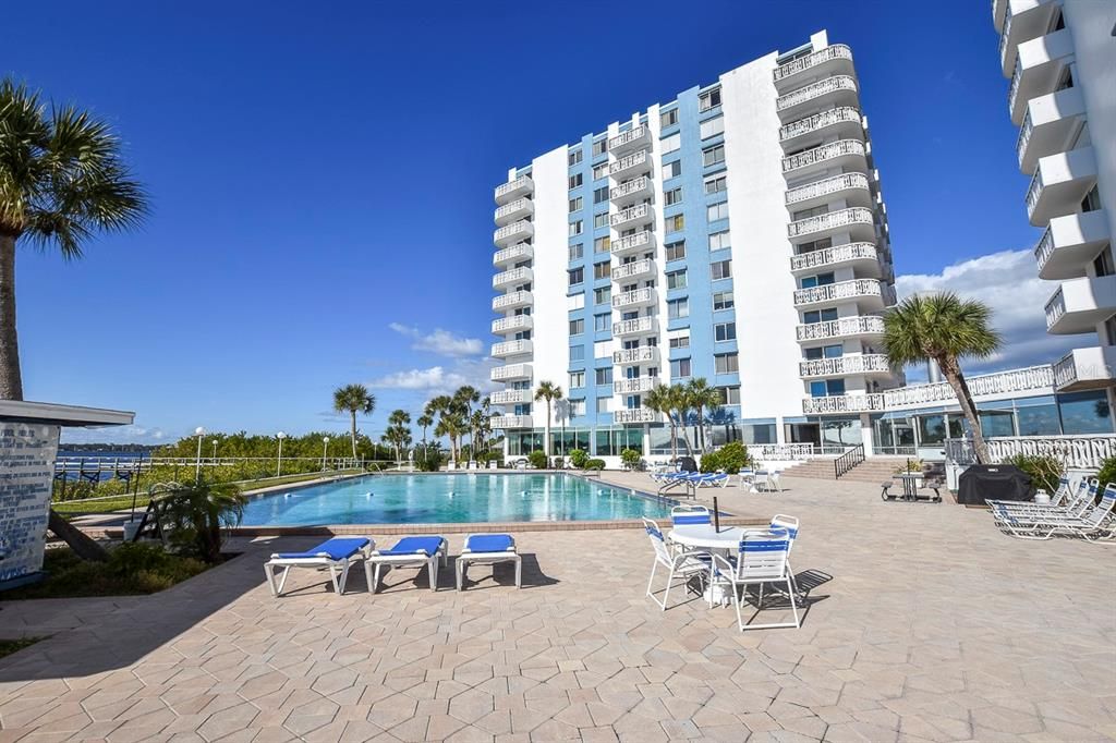 合同活跃: $165,000 (1 贝兹, 2 浴室, 1210 平方英尺)