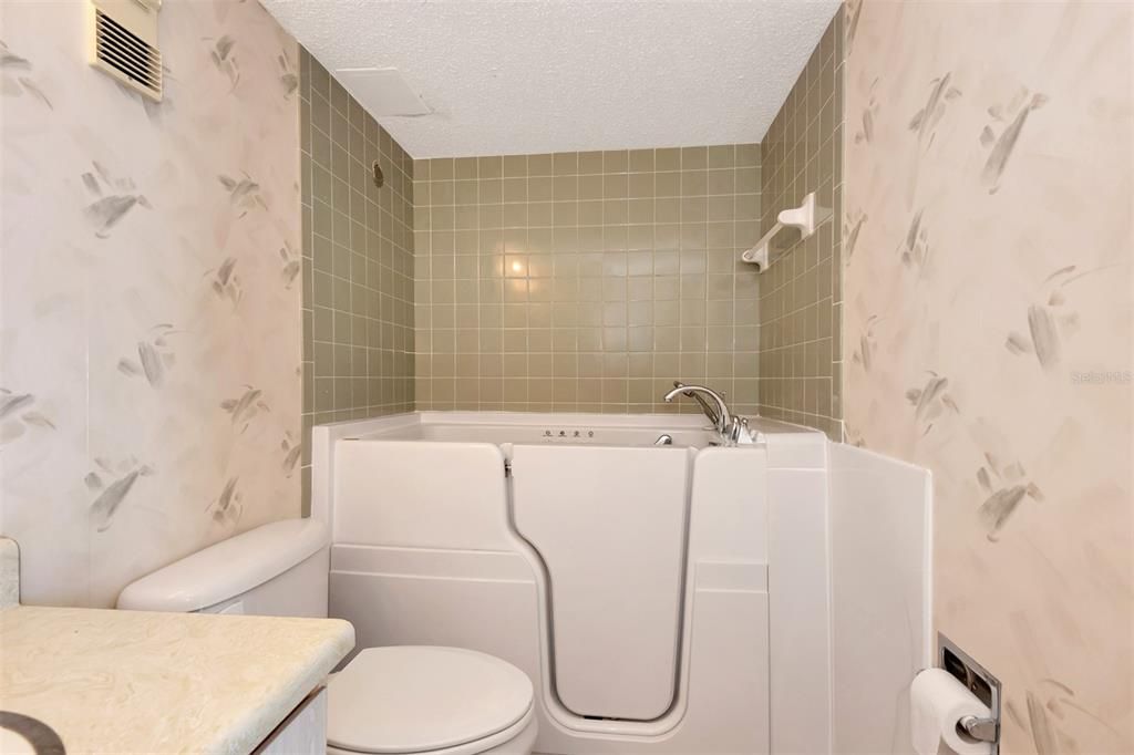 合同活跃: $165,000 (1 贝兹, 2 浴室, 1210 平方英尺)