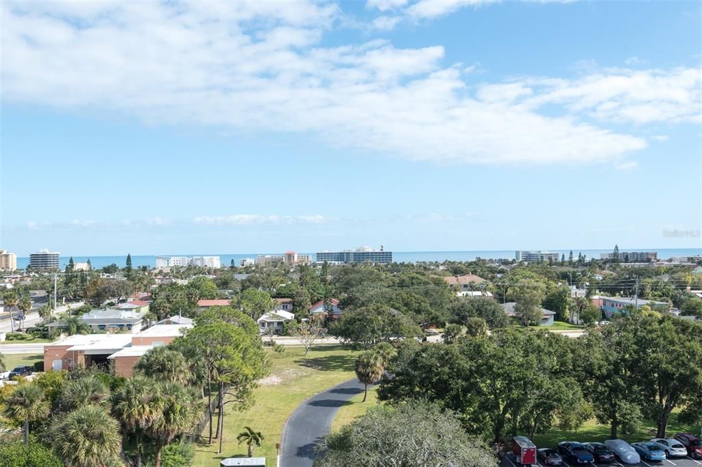 合同活跃: $165,000 (1 贝兹, 2 浴室, 1210 平方英尺)