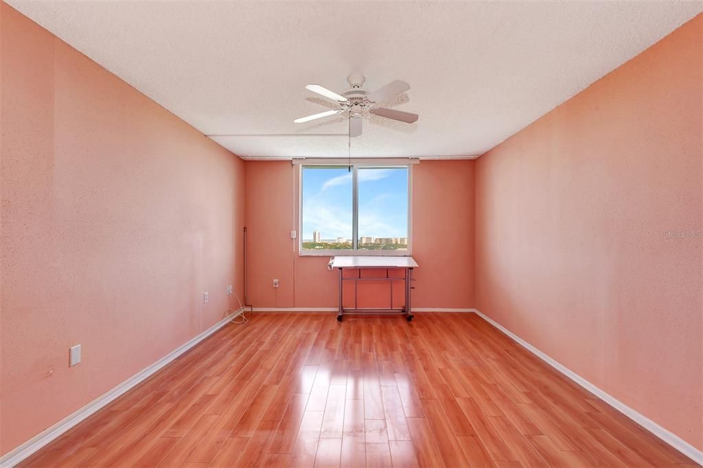 合同活跃: $165,000 (1 贝兹, 2 浴室, 1210 平方英尺)