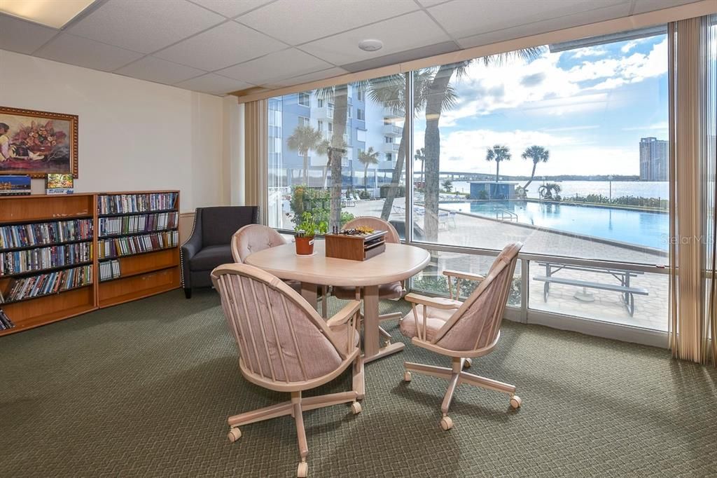 合同活跃: $165,000 (1 贝兹, 2 浴室, 1210 平方英尺)