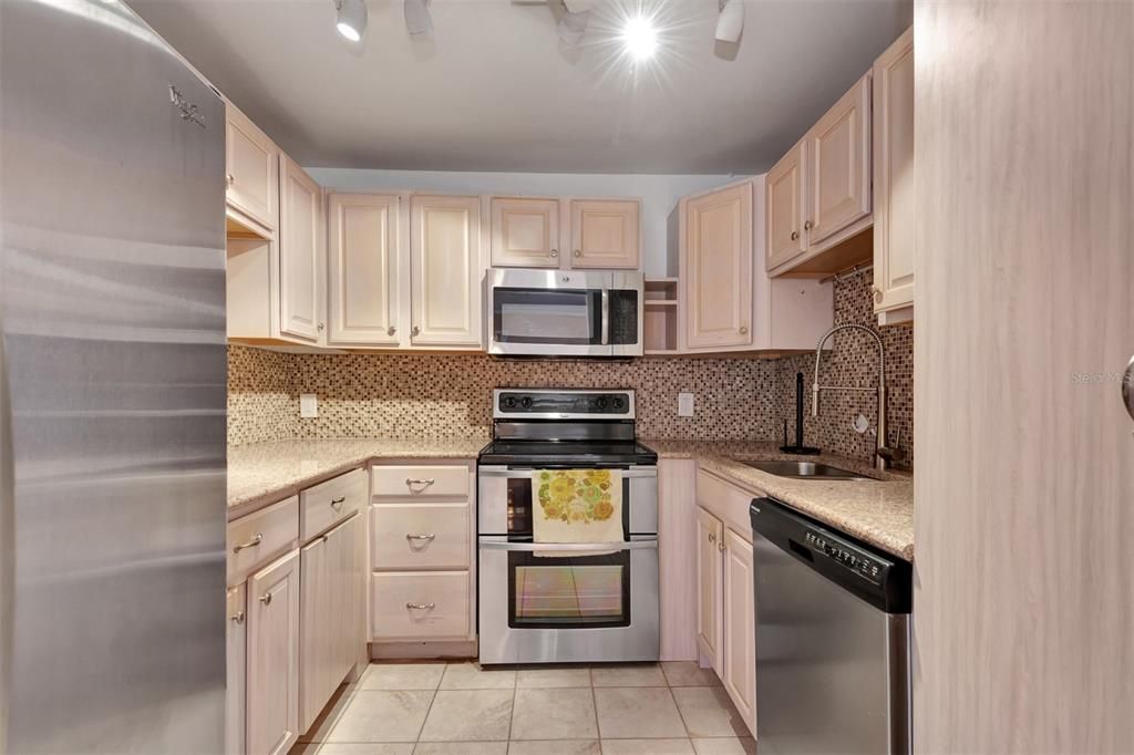 合同活跃: $165,000 (1 贝兹, 2 浴室, 1210 平方英尺)