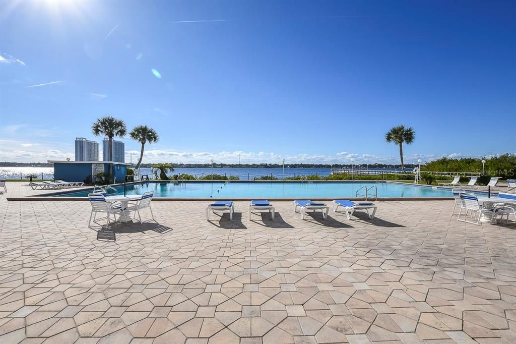 合同活跃: $165,000 (1 贝兹, 2 浴室, 1210 平方英尺)