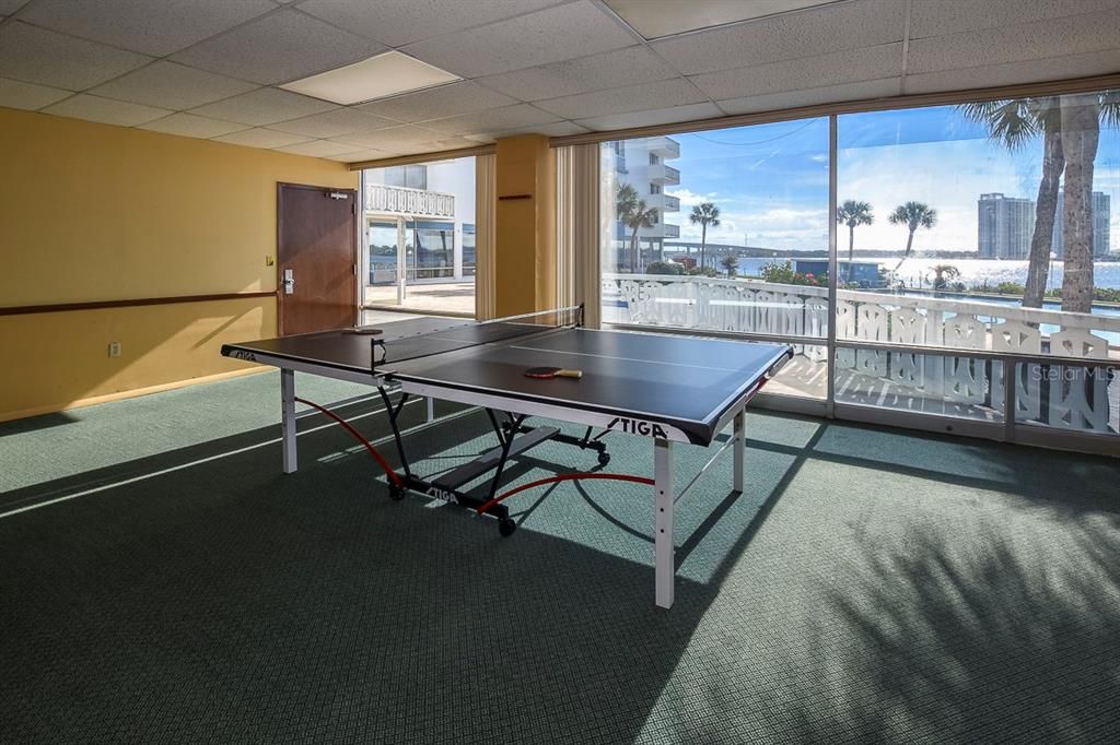 合同活跃: $165,000 (1 贝兹, 2 浴室, 1210 平方英尺)