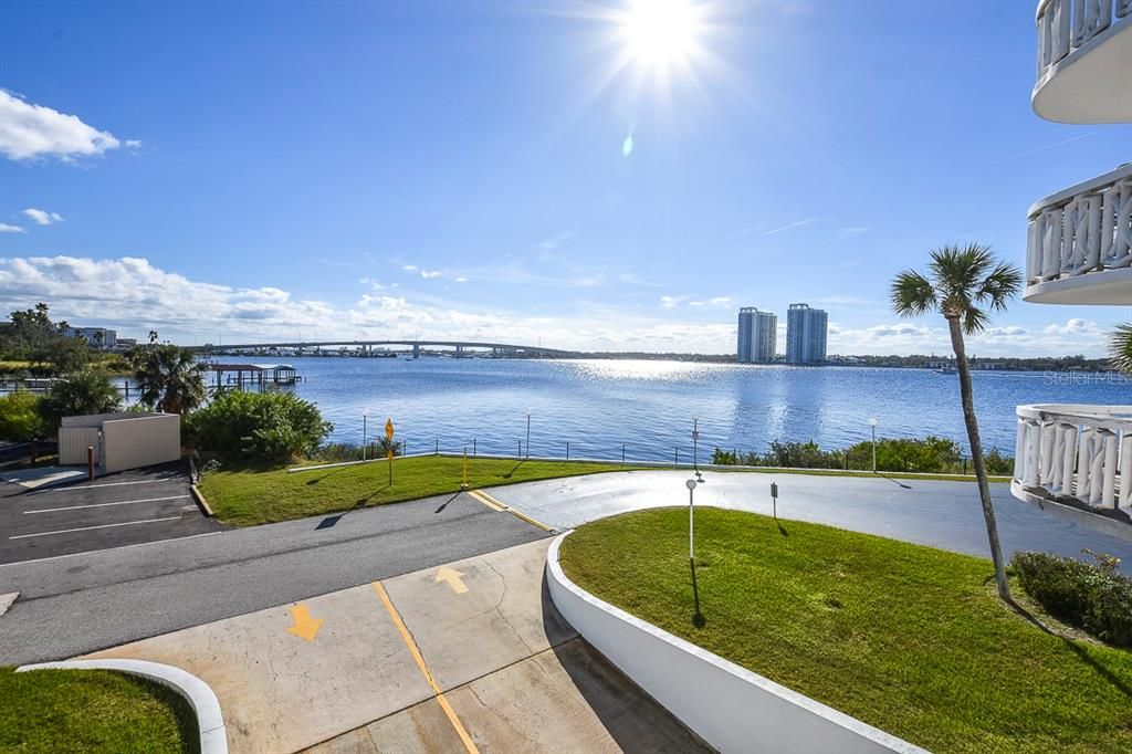 合同活跃: $165,000 (1 贝兹, 2 浴室, 1210 平方英尺)