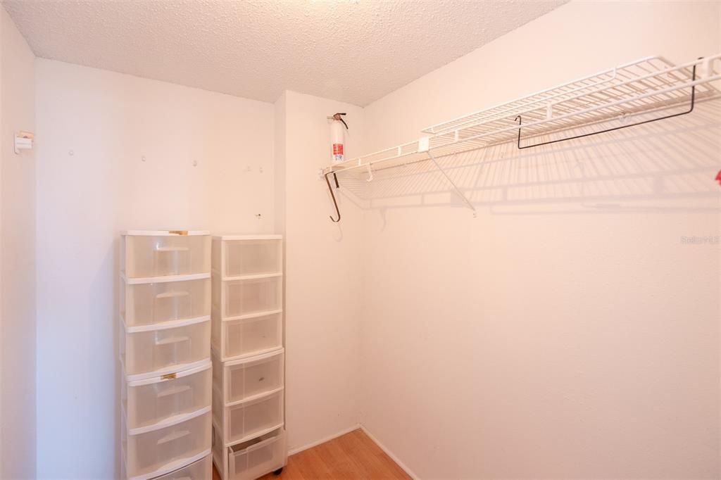 合同活跃: $165,000 (1 贝兹, 2 浴室, 1210 平方英尺)