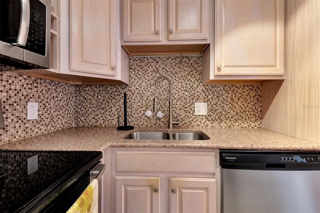 合同活跃: $165,000 (1 贝兹, 2 浴室, 1210 平方英尺)