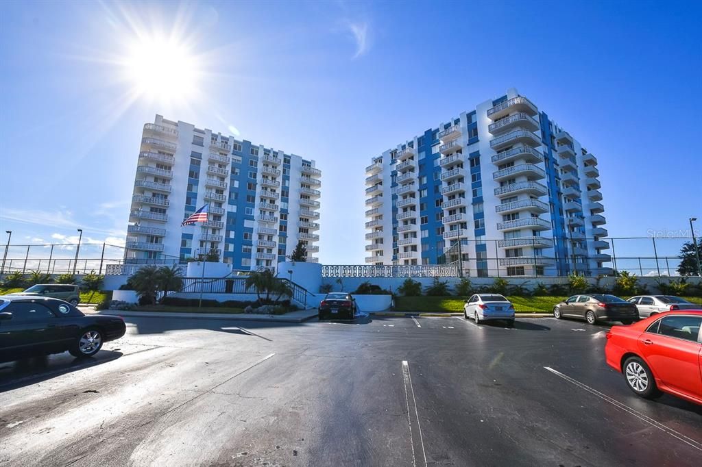 合同活跃: $165,000 (1 贝兹, 2 浴室, 1210 平方英尺)