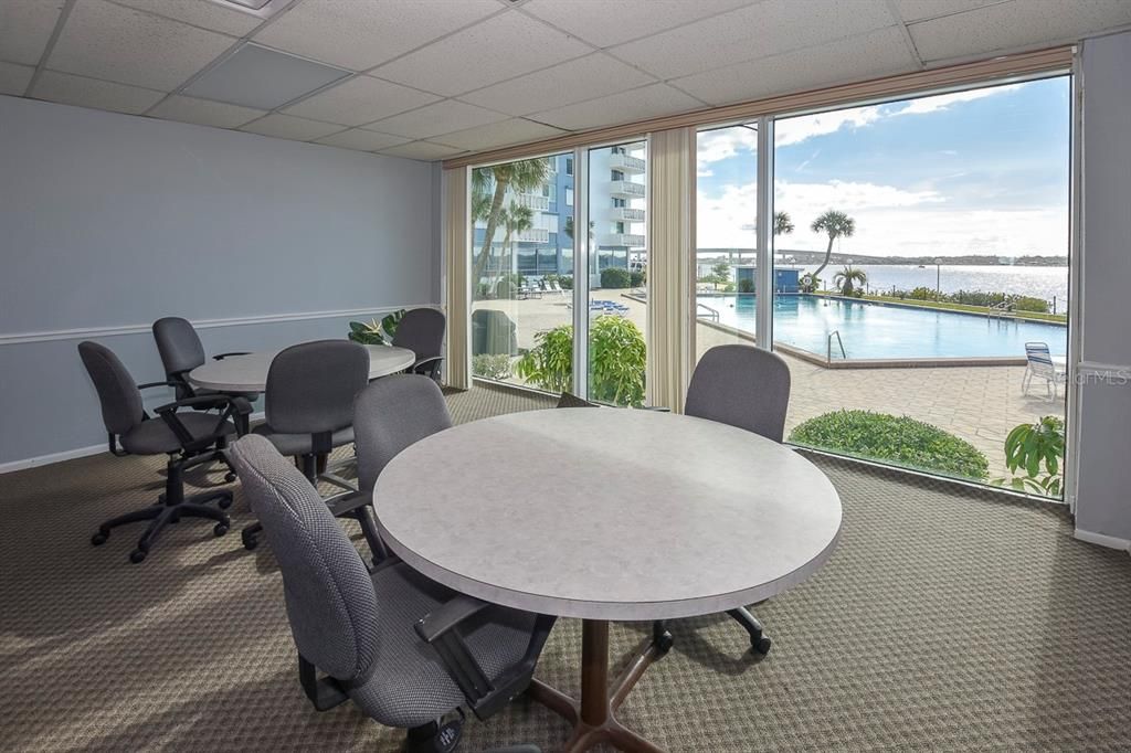 合同活跃: $165,000 (1 贝兹, 2 浴室, 1210 平方英尺)