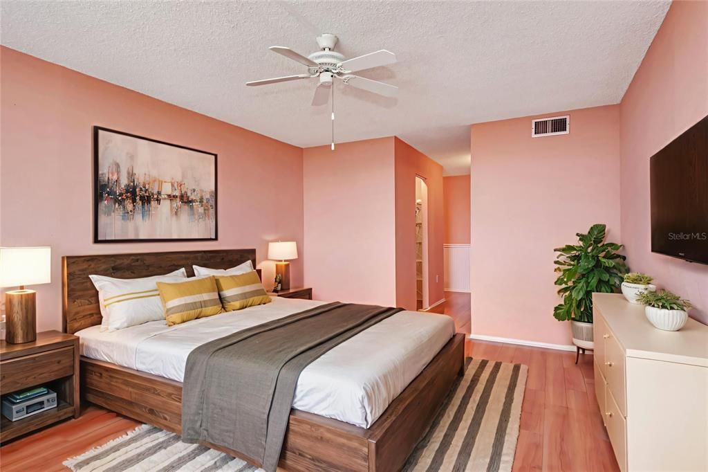 合同活跃: $165,000 (1 贝兹, 2 浴室, 1210 平方英尺)