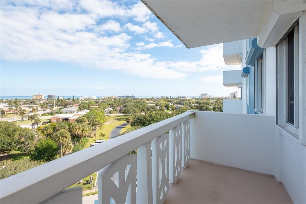 合同活跃: $165,000 (1 贝兹, 2 浴室, 1210 平方英尺)