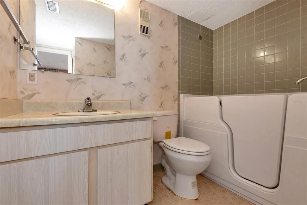 合同活跃: $165,000 (1 贝兹, 2 浴室, 1210 平方英尺)