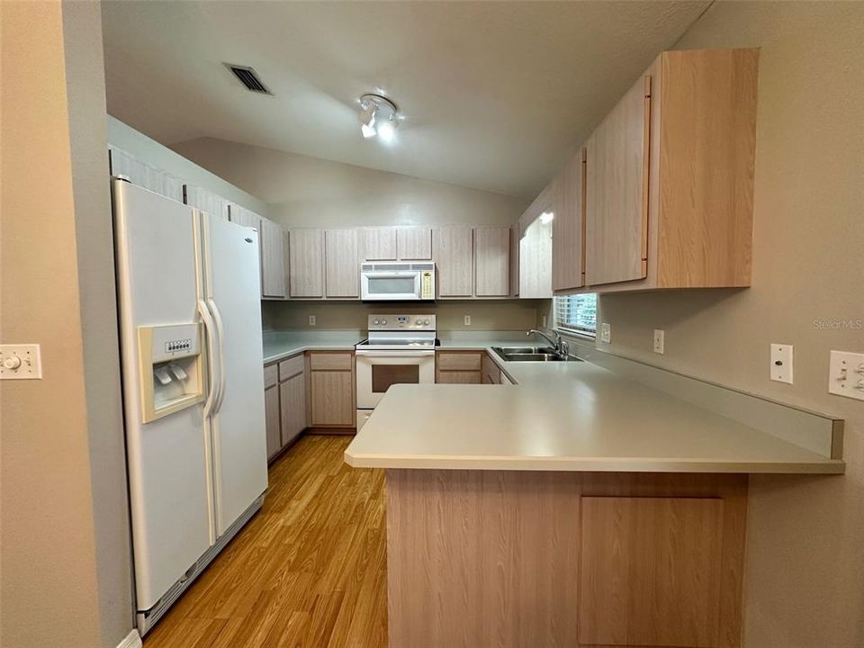 For Rent: $1,600 (3 beds, 2 baths, 1421 Square Feet)