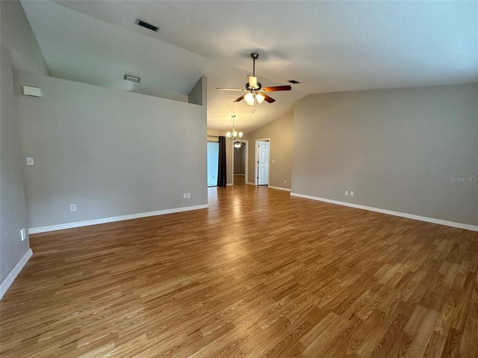 For Rent: $1,600 (3 beds, 2 baths, 1421 Square Feet)