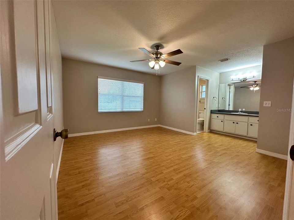 For Rent: $1,600 (3 beds, 2 baths, 1421 Square Feet)