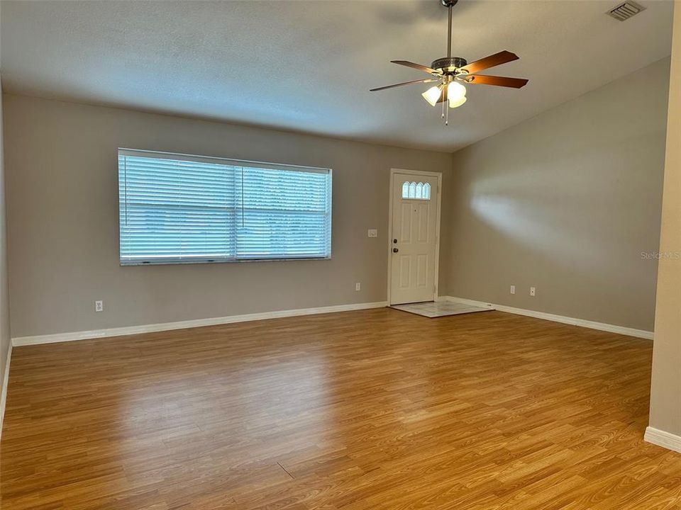 For Rent: $1,600 (3 beds, 2 baths, 1421 Square Feet)