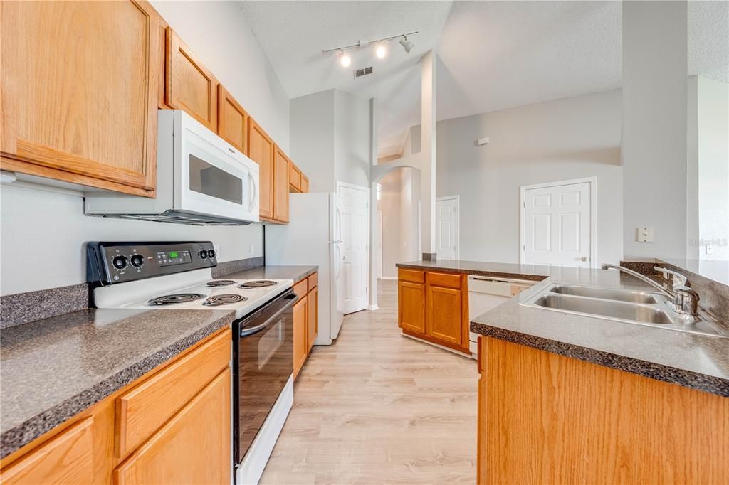 For Rent: $1,995 (3 beds, 2 baths, 1816 Square Feet)