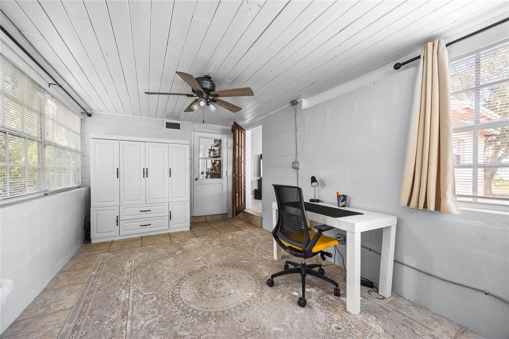 Active With Contract: $350,000 (3 beds, 1 baths, 1067 Square Feet)