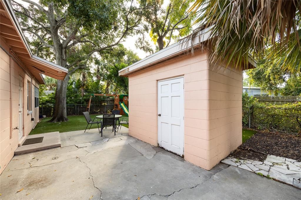 Active With Contract: $350,000 (3 beds, 1 baths, 1067 Square Feet)