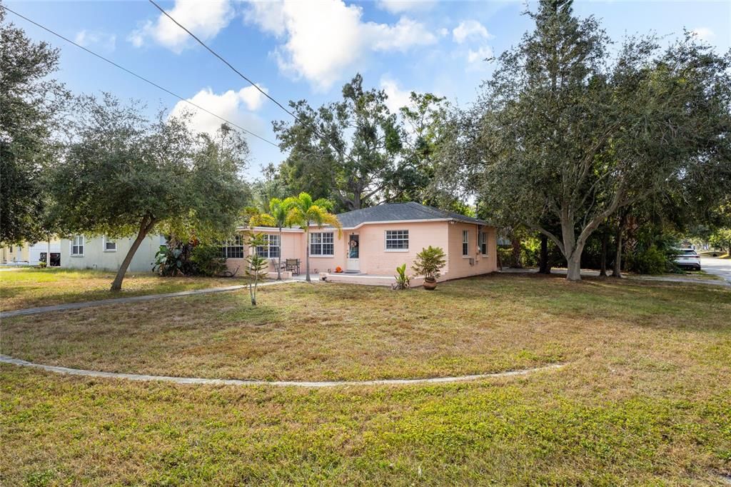 Active With Contract: $350,000 (3 beds, 1 baths, 1067 Square Feet)