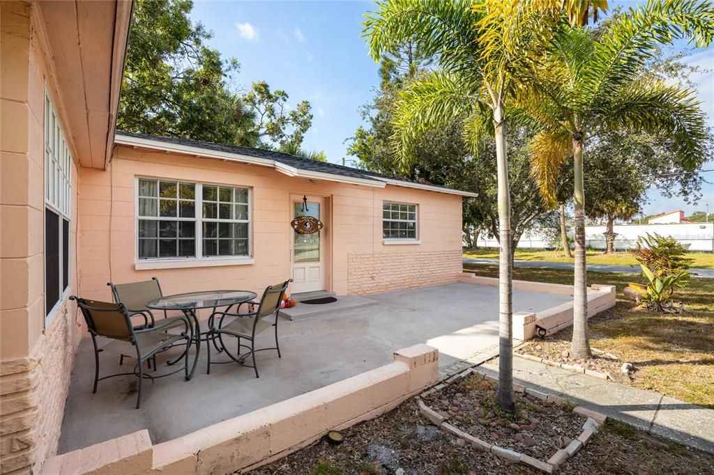 Active With Contract: $350,000 (3 beds, 1 baths, 1067 Square Feet)
