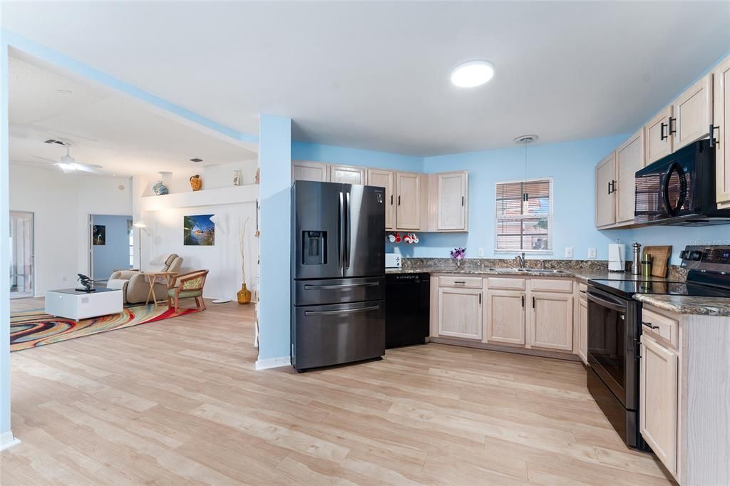 Active With Contract: $299,900 (2 beds, 2 baths, 1230 Square Feet)