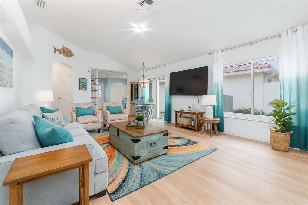 Active With Contract: $299,900 (2 beds, 2 baths, 1230 Square Feet)