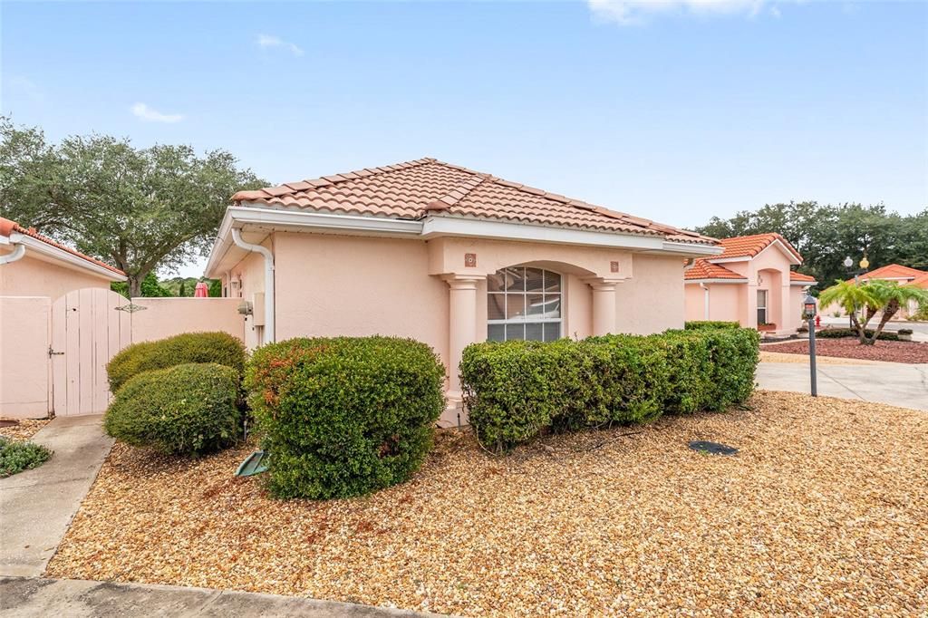 Active With Contract: $299,900 (2 beds, 2 baths, 1230 Square Feet)