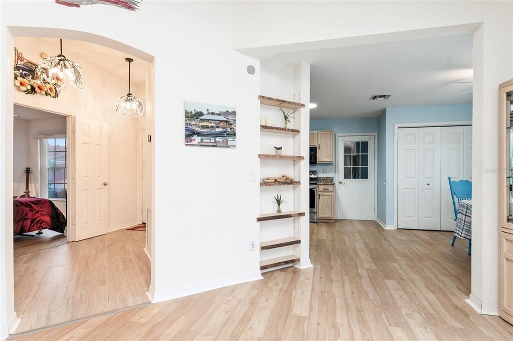 Active With Contract: $299,900 (2 beds, 2 baths, 1230 Square Feet)