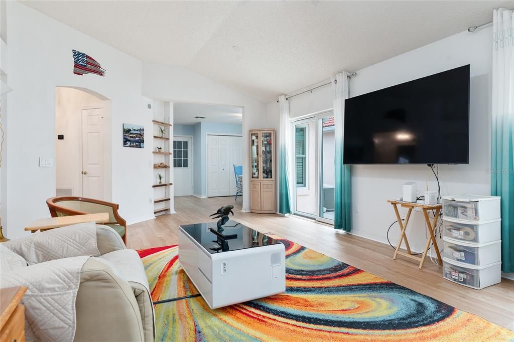 Active With Contract: $299,900 (2 beds, 2 baths, 1230 Square Feet)