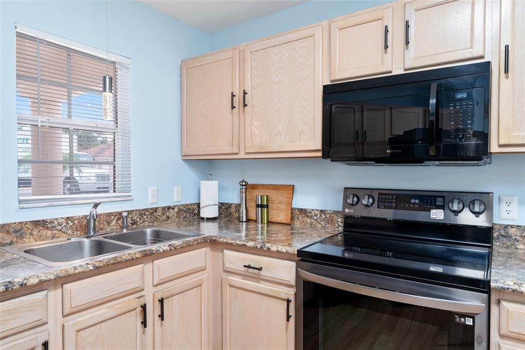 Active With Contract: $299,900 (2 beds, 2 baths, 1230 Square Feet)