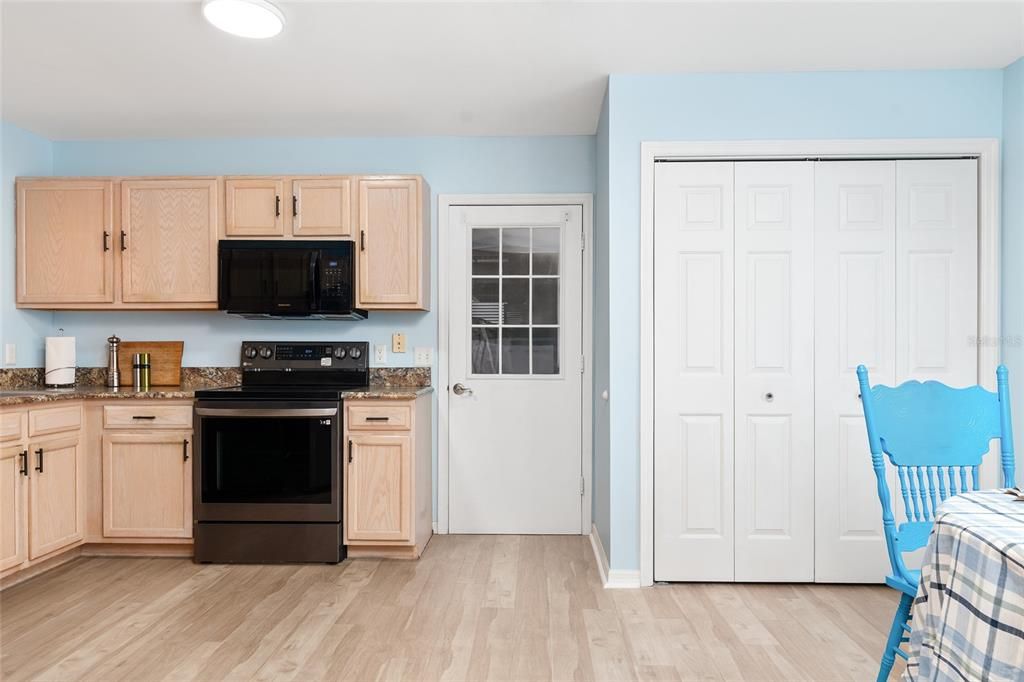 Active With Contract: $299,900 (2 beds, 2 baths, 1230 Square Feet)