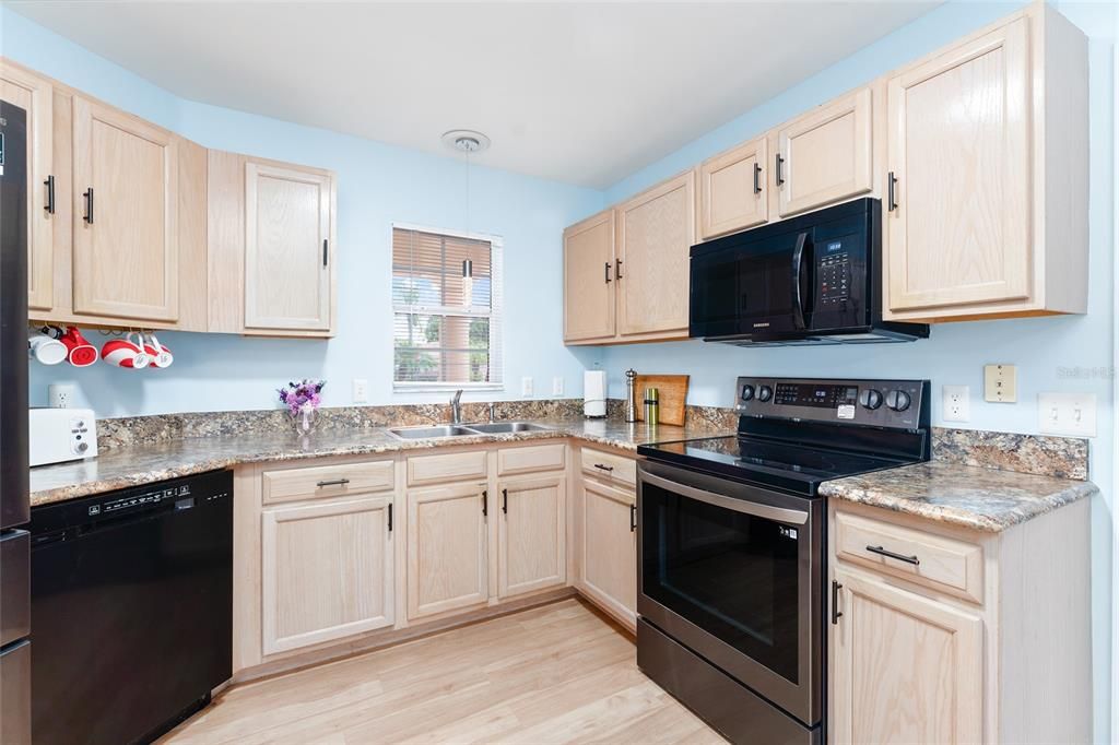 Active With Contract: $299,900 (2 beds, 2 baths, 1230 Square Feet)