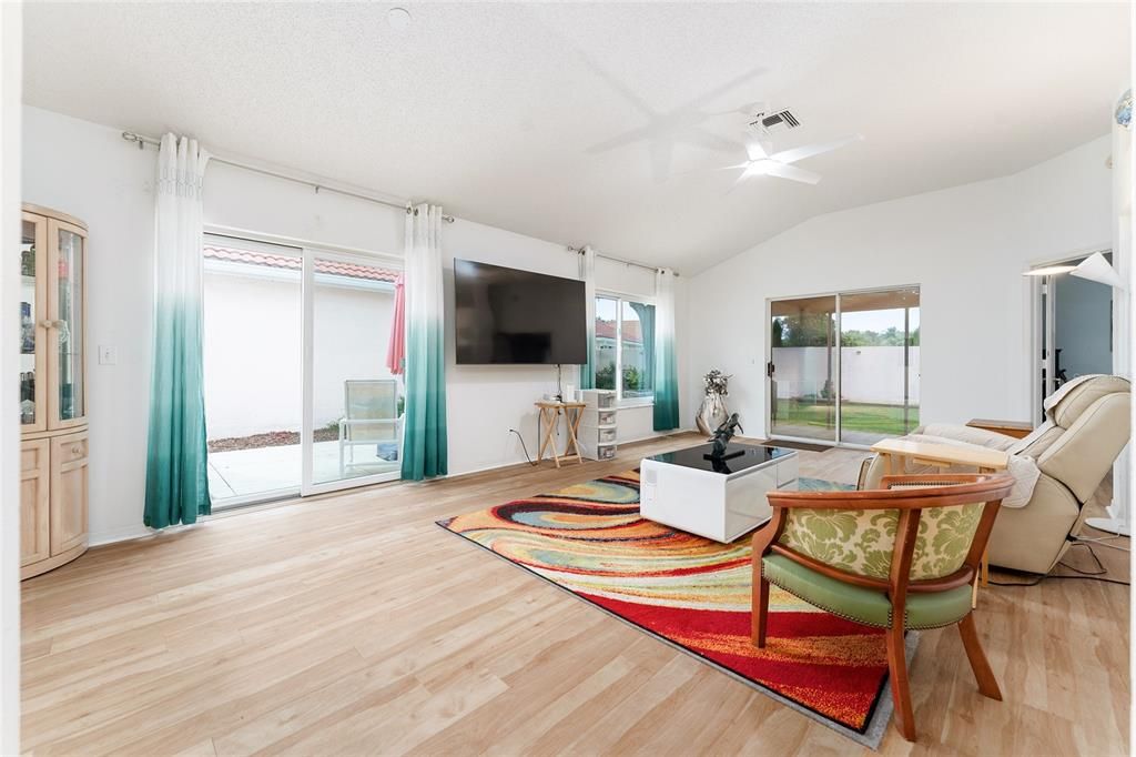 Active With Contract: $299,900 (2 beds, 2 baths, 1230 Square Feet)